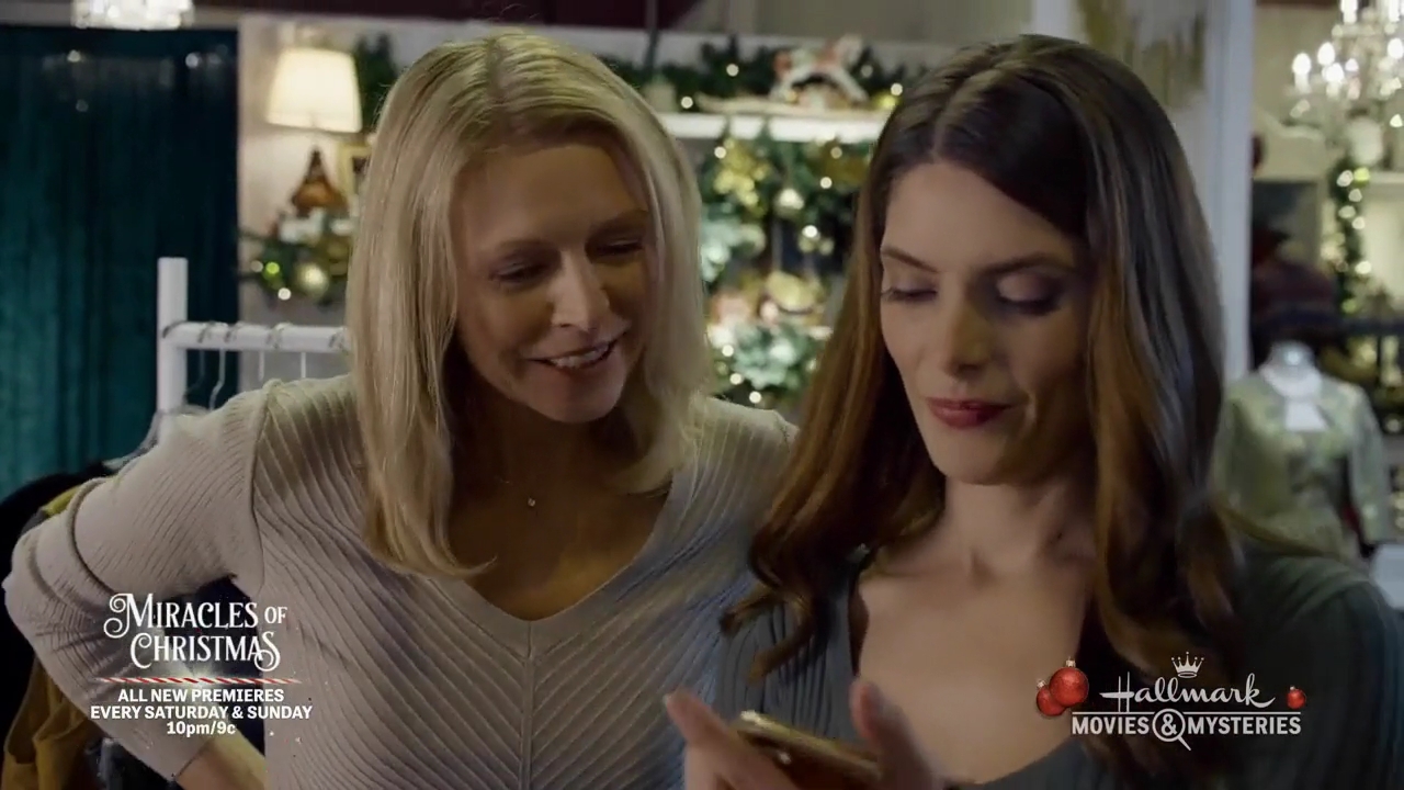 Ashley-Greene-dot-nl_ALittleChristmasCharm4300.jpg