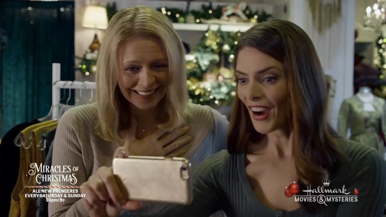 Ashley-Greene-dot-nl_ALittleChristmasCharm4310.jpg