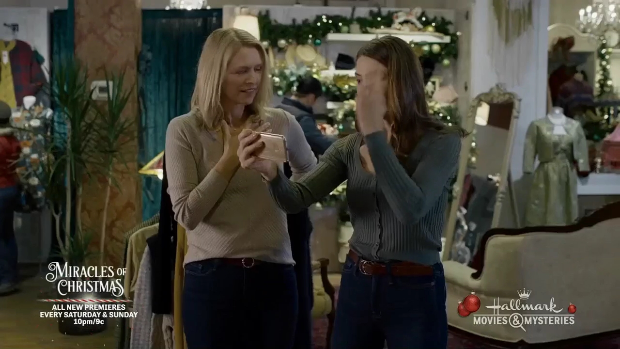 Ashley-Greene-dot-nl_ALittleChristmasCharm4311.jpg Ashley-Greene-dot-nl_ALittleChristmasCharm4311.jpg