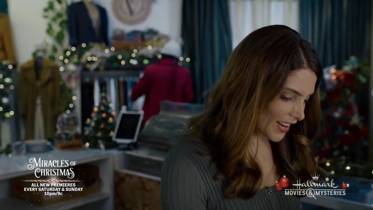 Ashley-Greene-dot-nl_ALittleChristmasCharm4314.jpg