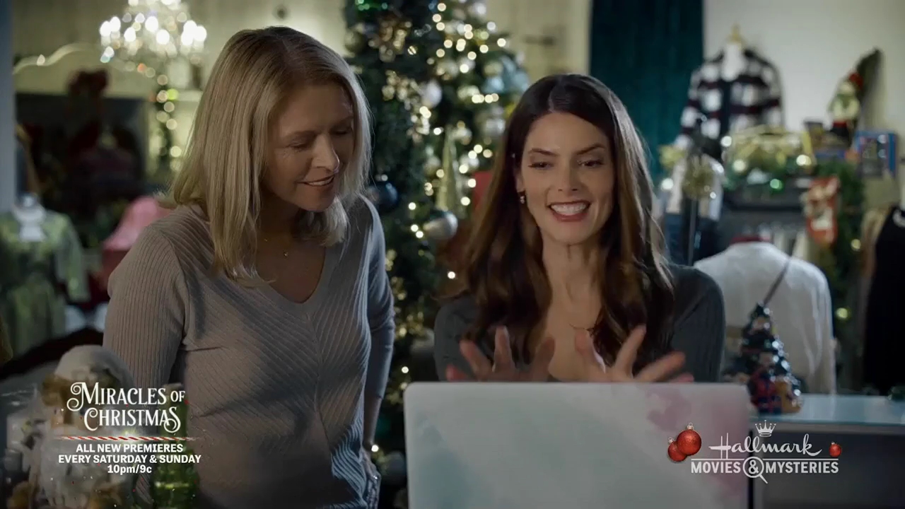 Ashley-Greene-dot-nl_ALittleChristmasCharm4322.jpg