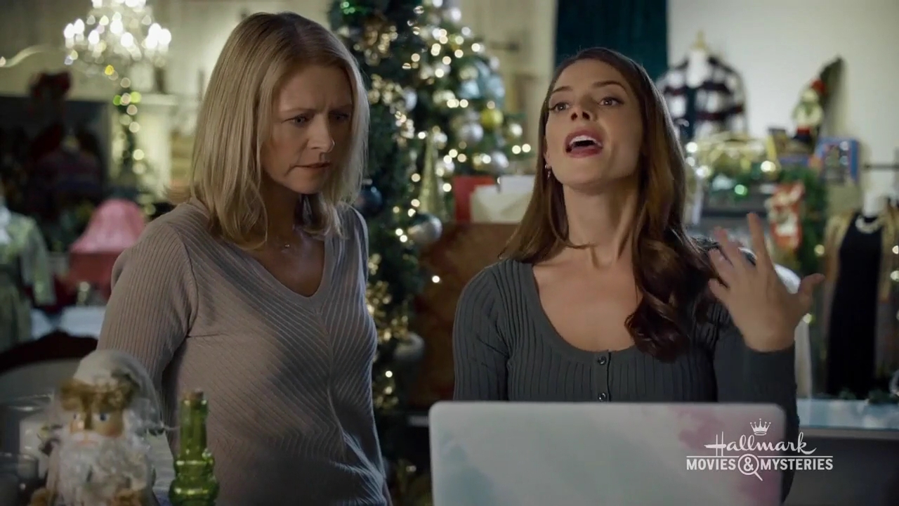 Ashley-Greene-dot-nl_ALittleChristmasCharm4330.jpg