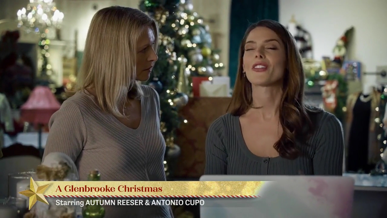 Ashley-Greene-dot-nl_ALittleChristmasCharm4333.jpg