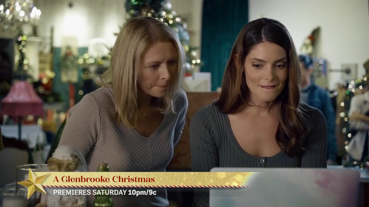 Ashley-Greene-dot-nl_ALittleChristmasCharm4339.jpg