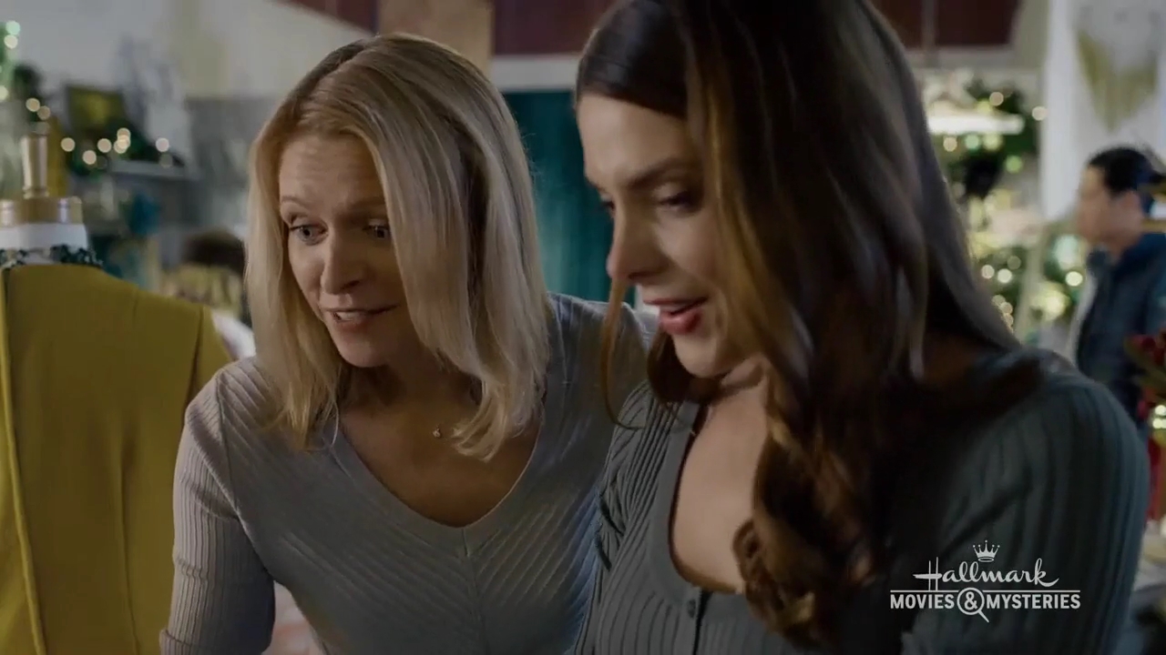 Ashley-Greene-dot-nl_ALittleChristmasCharm4345.jpg