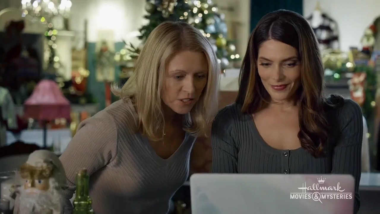 Ashley-Greene-dot-nl_ALittleChristmasCharm4347.jpg