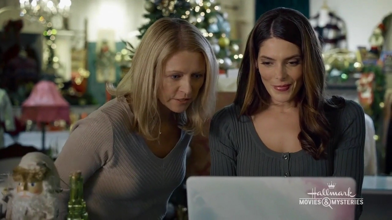 Ashley-Greene-dot-nl_ALittleChristmasCharm4348.jpg