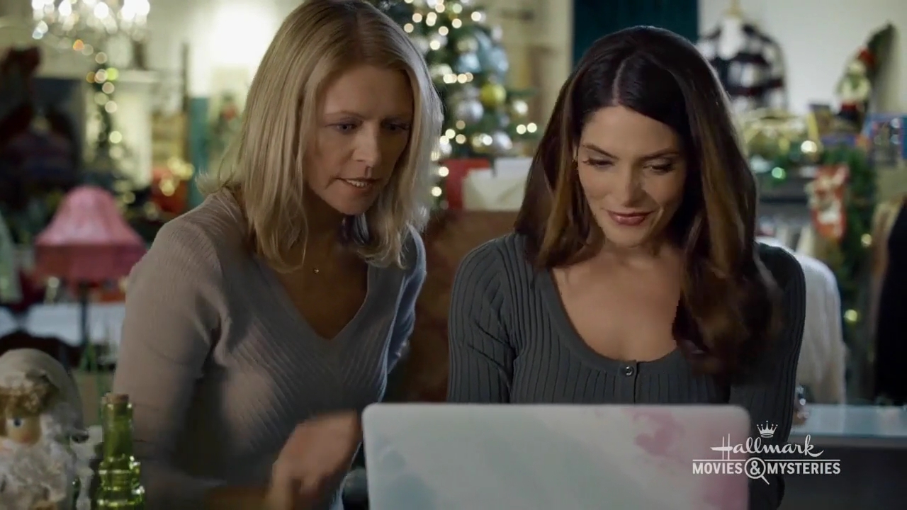 Ashley-Greene-dot-nl_ALittleChristmasCharm4351.jpg