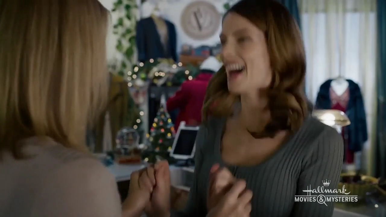 Ashley-Greene-dot-nl_ALittleChristmasCharm4361.jpg