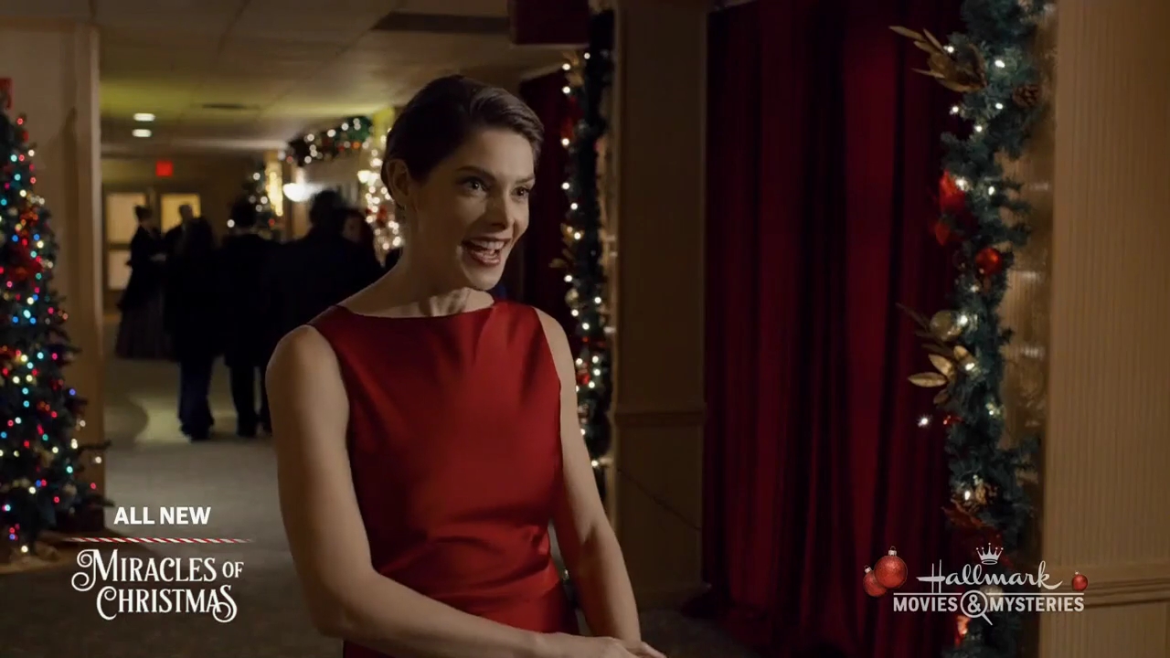 Ashley-Greene-dot-nl_ALittleChristmasCharm4426.jpg