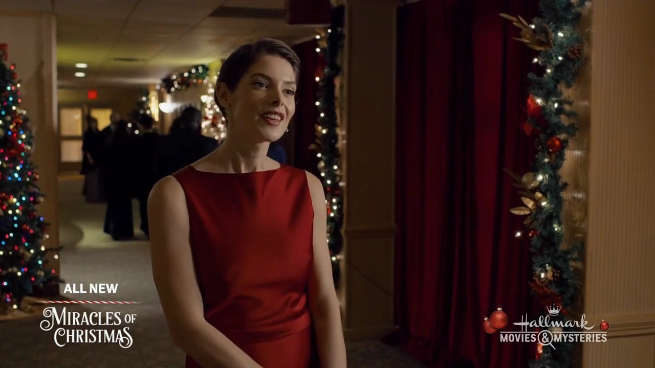 Ashley-Greene-dot-nl_ALittleChristmasCharm4427.jpg