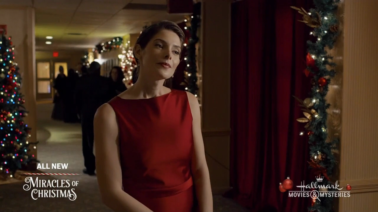 Ashley-Greene-dot-nl_ALittleChristmasCharm4434.jpg