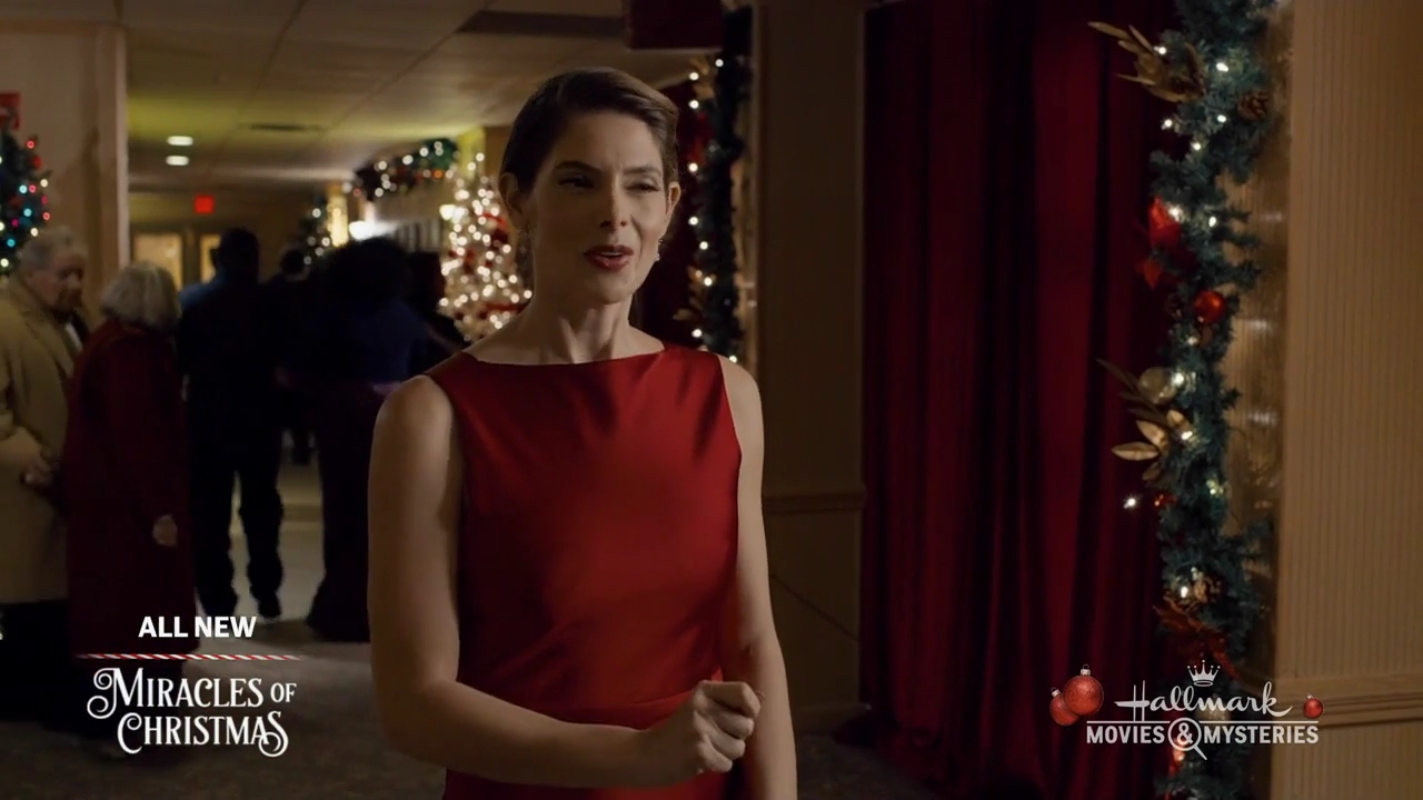 Ashley-Greene-dot-nl_ALittleChristmasCharm4436.jpg