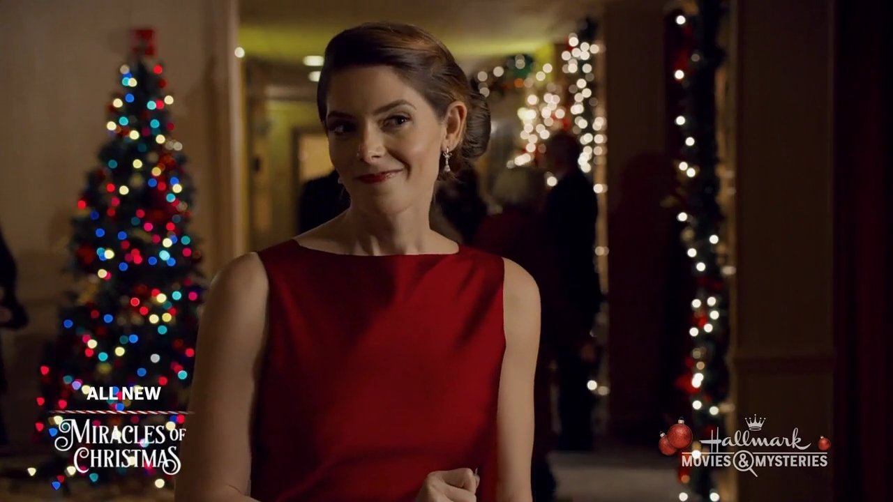 Ashley-Greene-dot-nl_ALittleChristmasCharm4440.jpg
