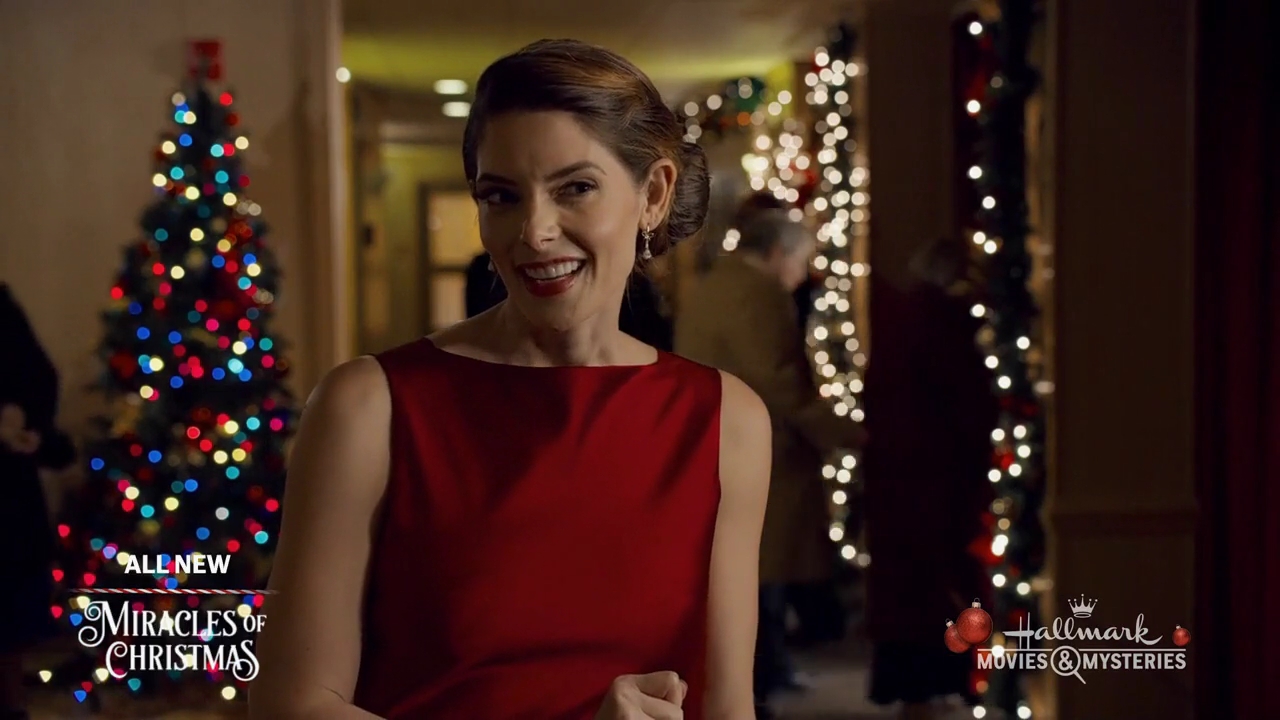 Ashley-Greene-dot-nl_ALittleChristmasCharm4441.jpg
