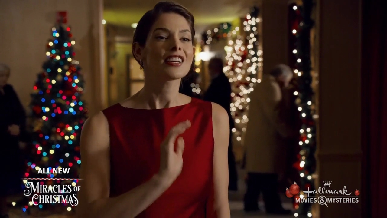 Ashley-Greene-dot-nl_ALittleChristmasCharm4442.jpg