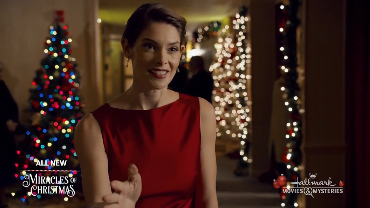 Ashley-Greene-dot-nl_ALittleChristmasCharm4443.jpg