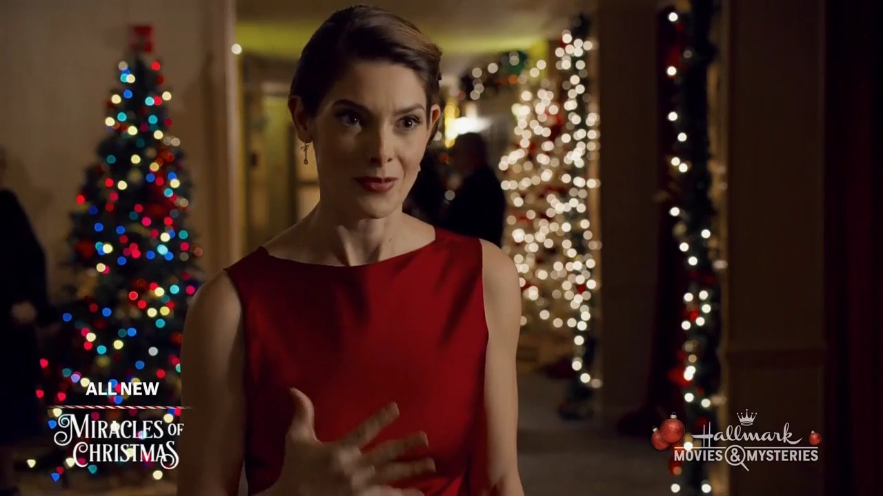 Ashley-Greene-dot-nl_ALittleChristmasCharm4447.jpg