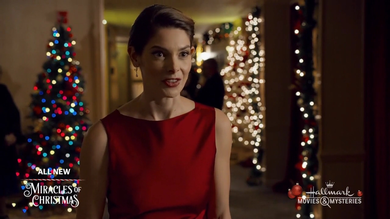 Ashley-Greene-dot-nl_ALittleChristmasCharm4448.jpg