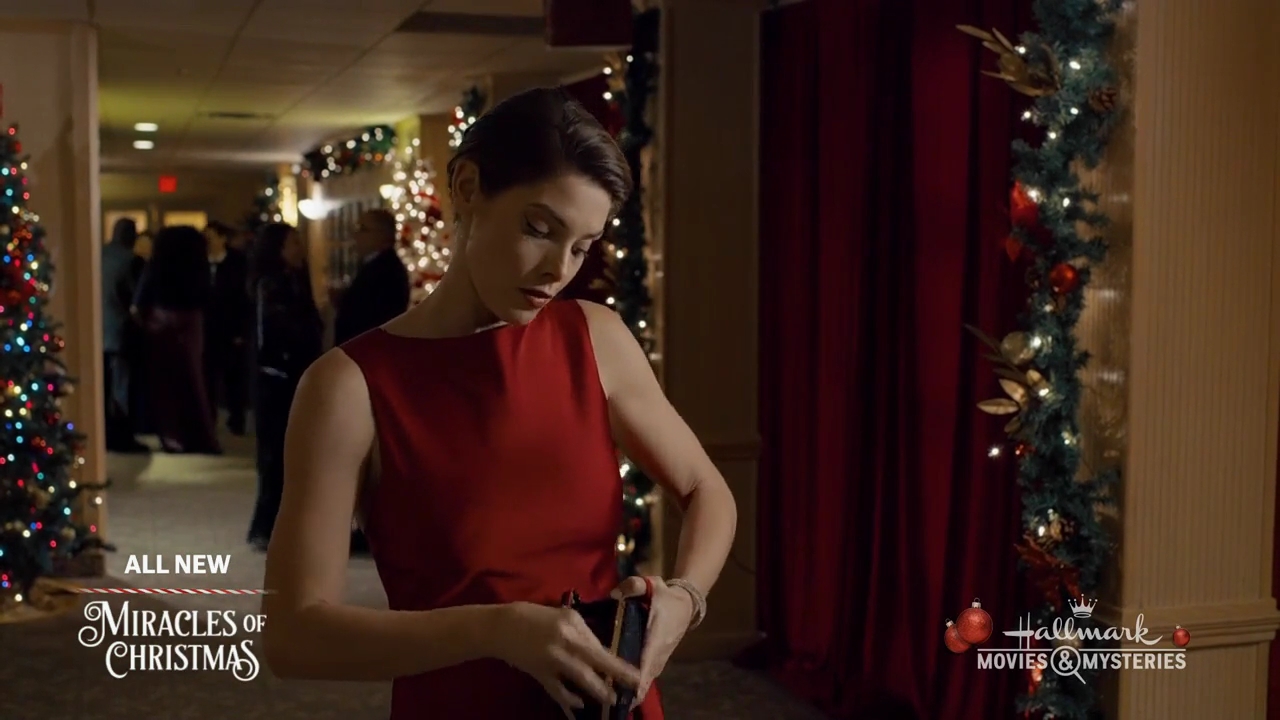 Ashley-Greene-dot-nl_ALittleChristmasCharm4456.jpg