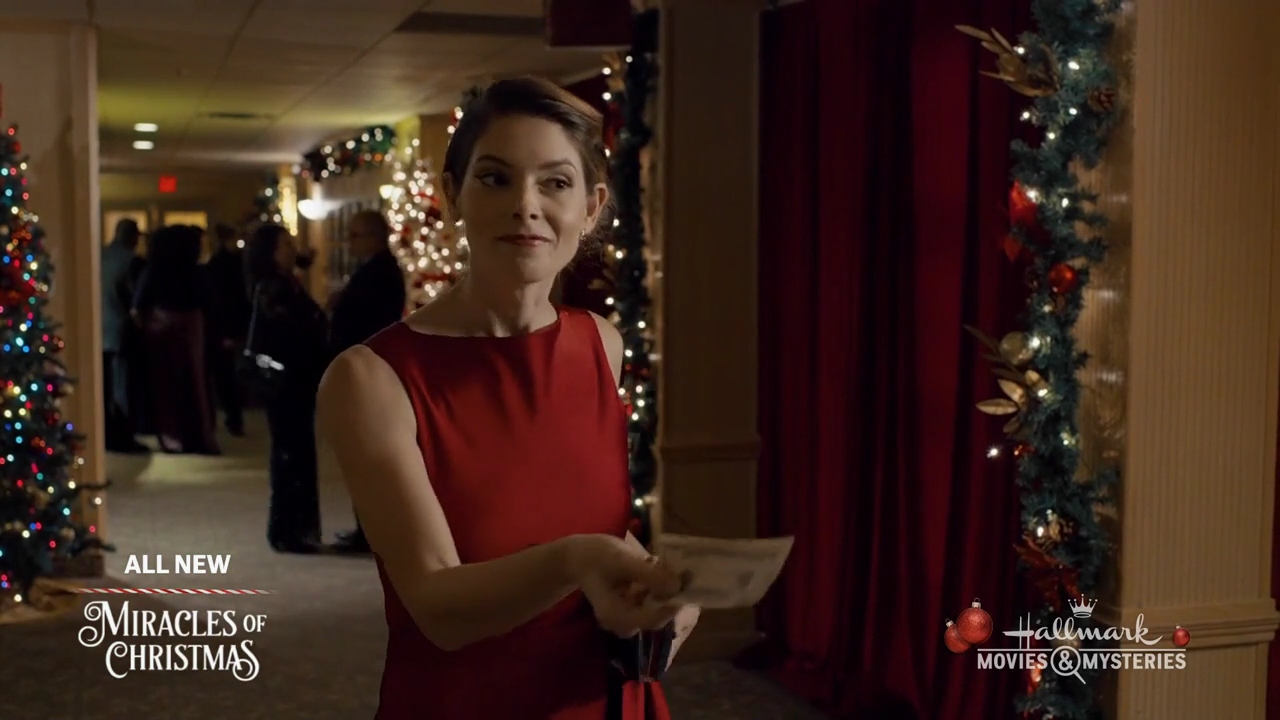 Ashley-Greene-dot-nl_ALittleChristmasCharm4457.jpg