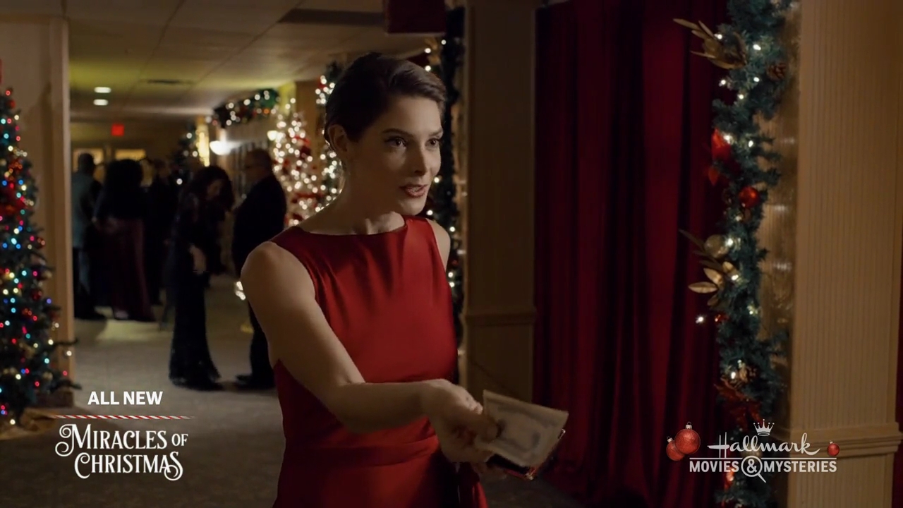 Ashley-Greene-dot-nl_ALittleChristmasCharm4458.jpg