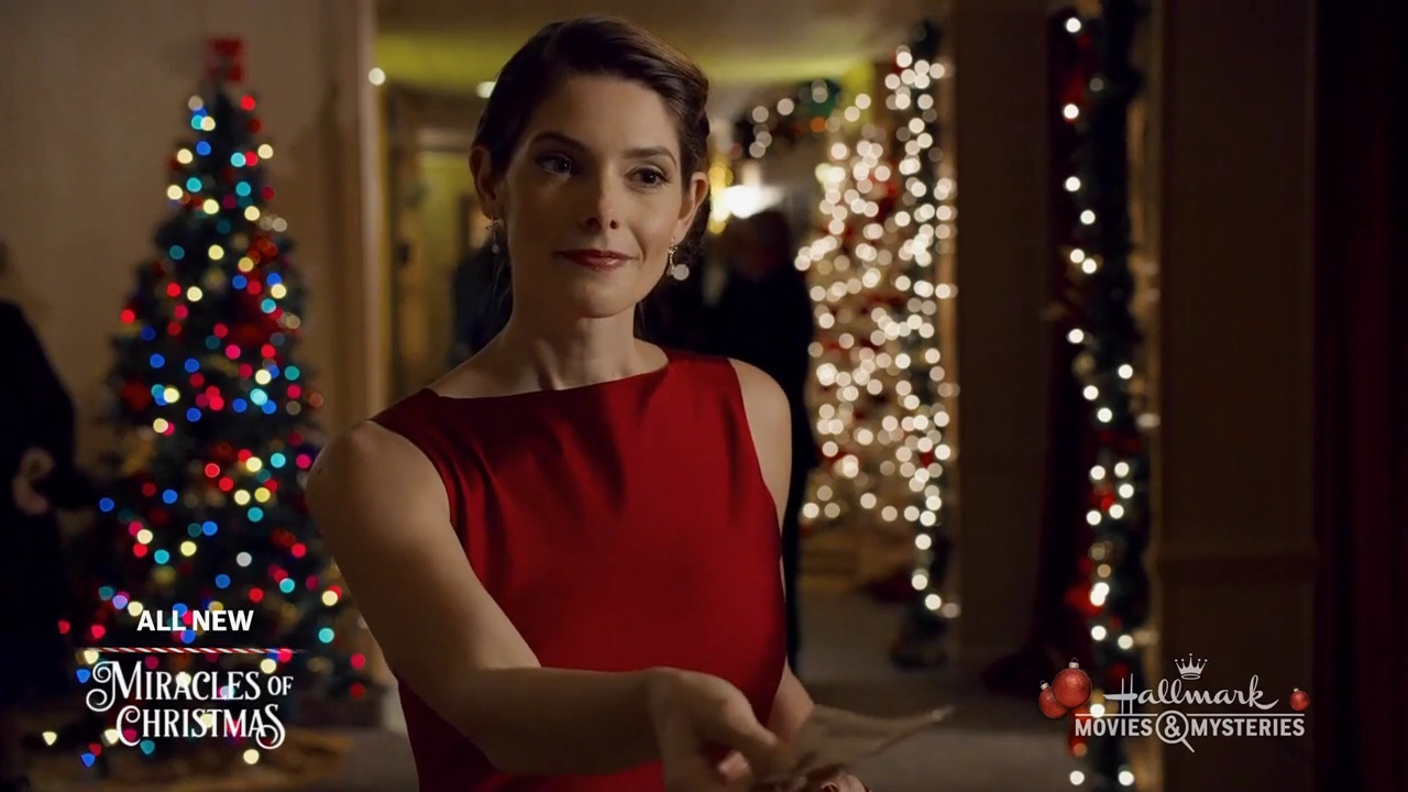 Ashley-Greene-dot-nl_ALittleChristmasCharm4462.jpg