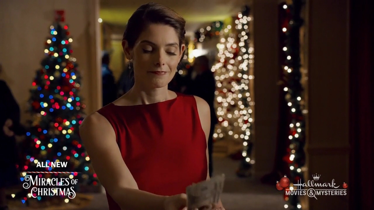 Ashley-Greene-dot-nl_ALittleChristmasCharm4463.jpg