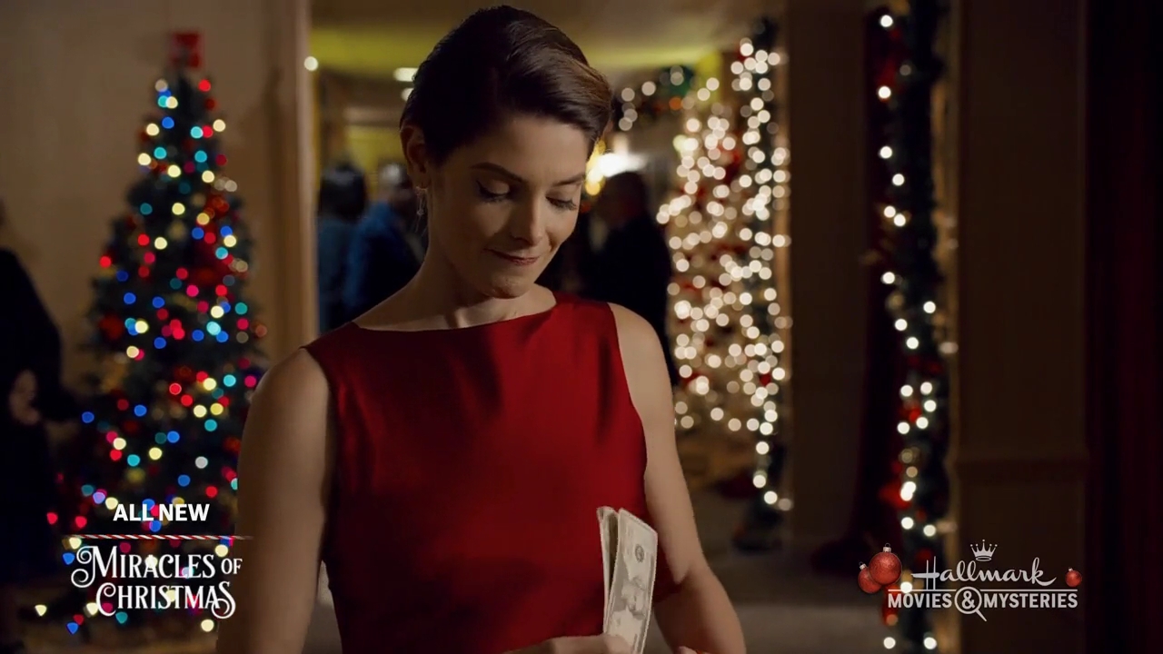 Ashley-Greene-dot-nl_ALittleChristmasCharm4464.jpg