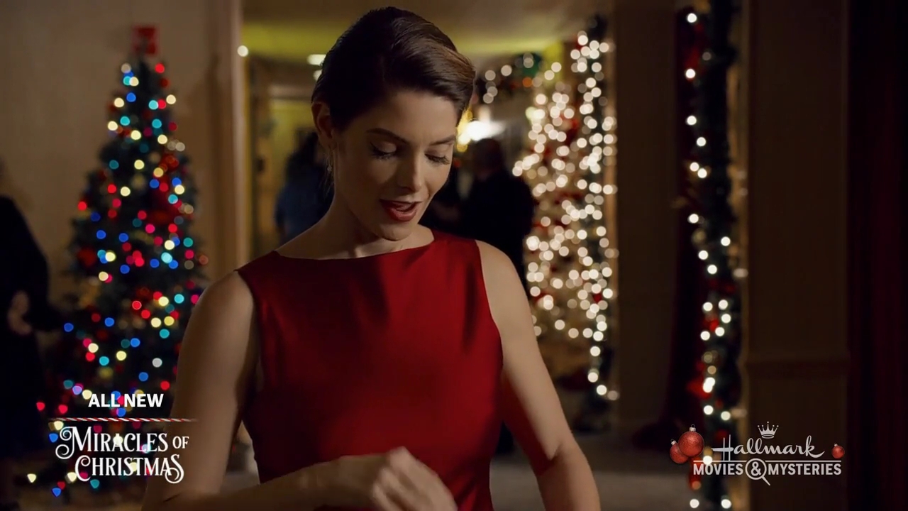 Ashley-Greene-dot-nl_ALittleChristmasCharm4465.jpg
