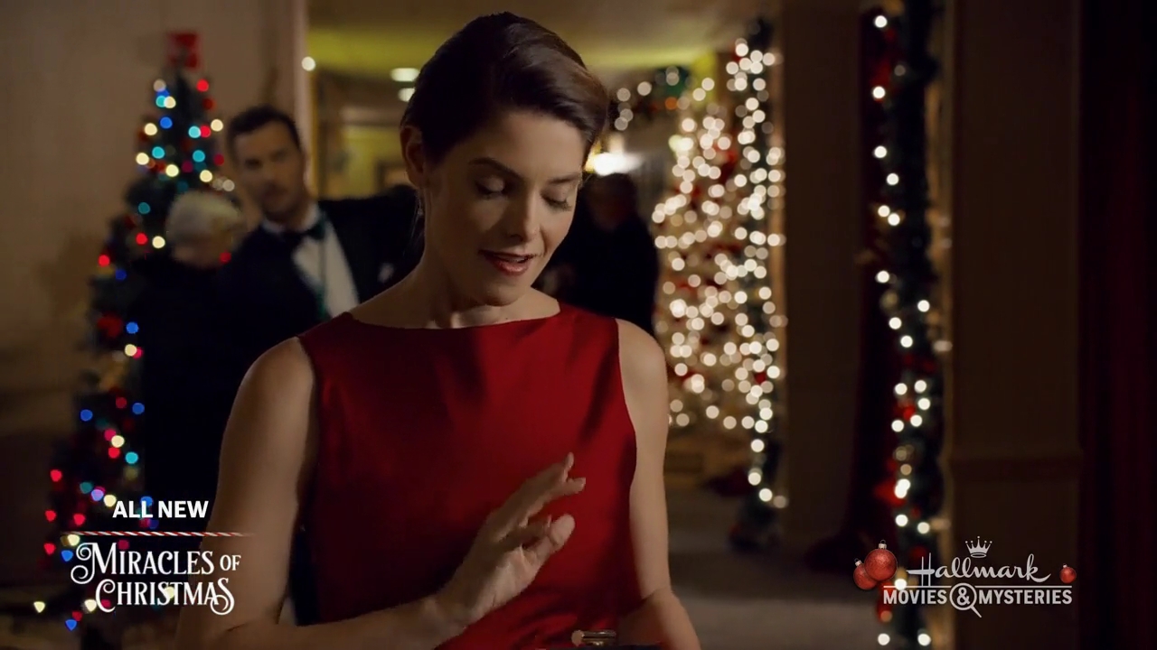 Ashley-Greene-dot-nl_ALittleChristmasCharm4468.jpg