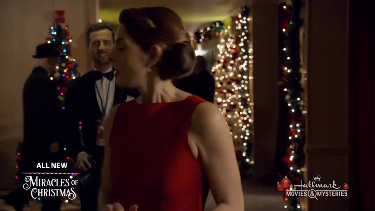 Ashley-Greene-dot-nl_ALittleChristmasCharm4469.jpg