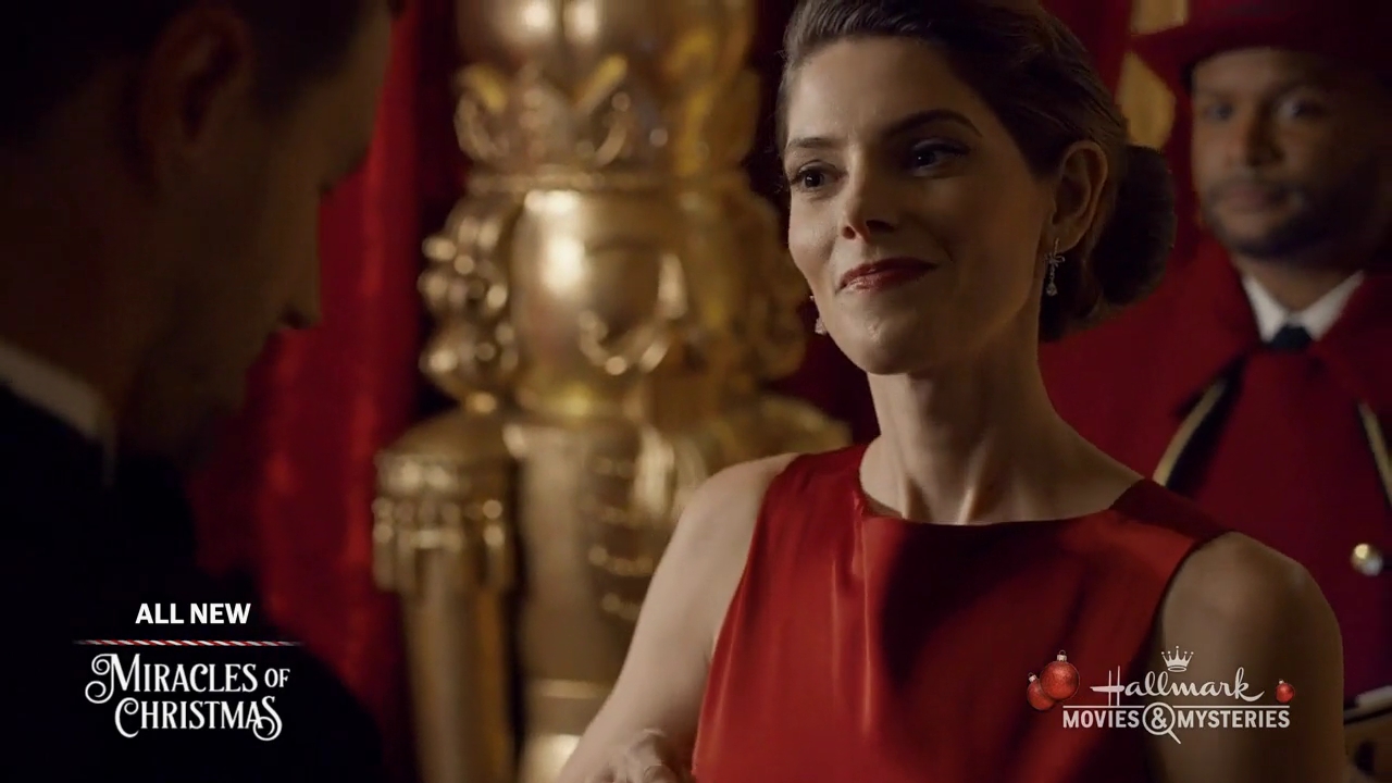 Ashley-Greene-dot-nl_ALittleChristmasCharm4474.jpg