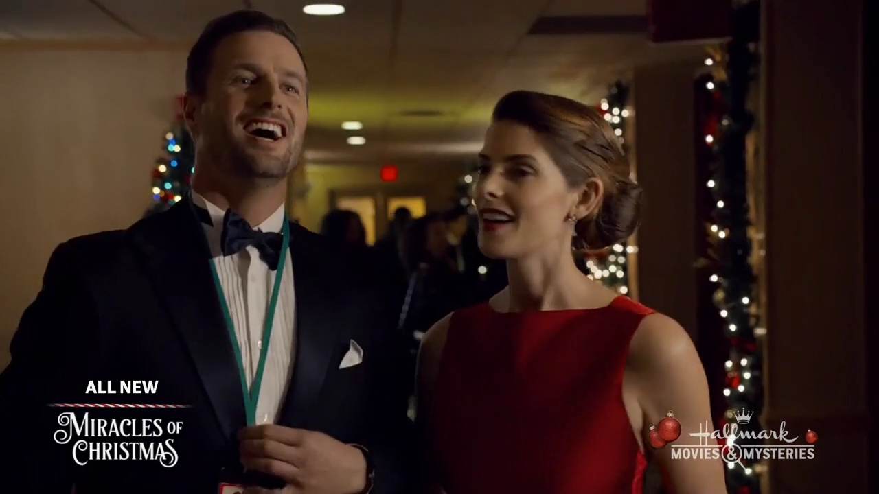 Ashley-Greene-dot-nl_ALittleChristmasCharm4475.jpg