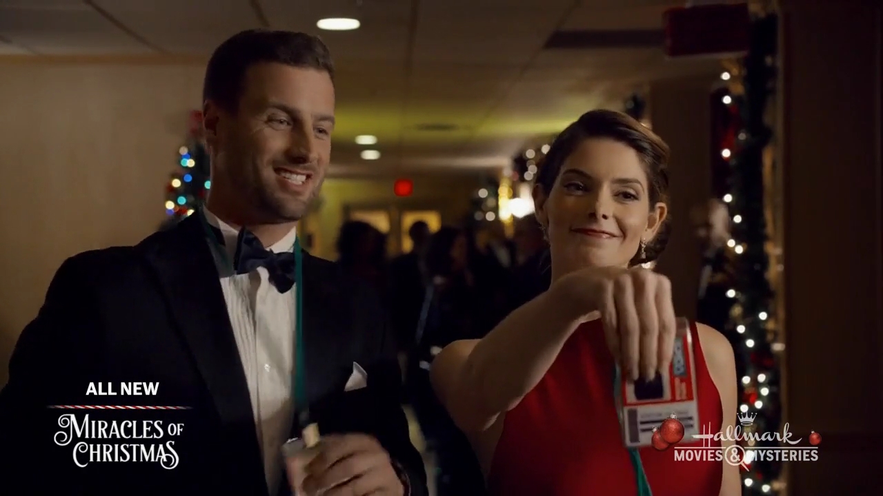 Ashley-Greene-dot-nl_ALittleChristmasCharm4477.jpg