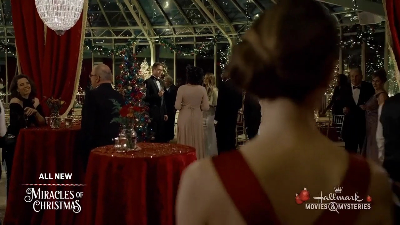 Ashley-Greene-dot-nl_ALittleChristmasCharm4489.jpg