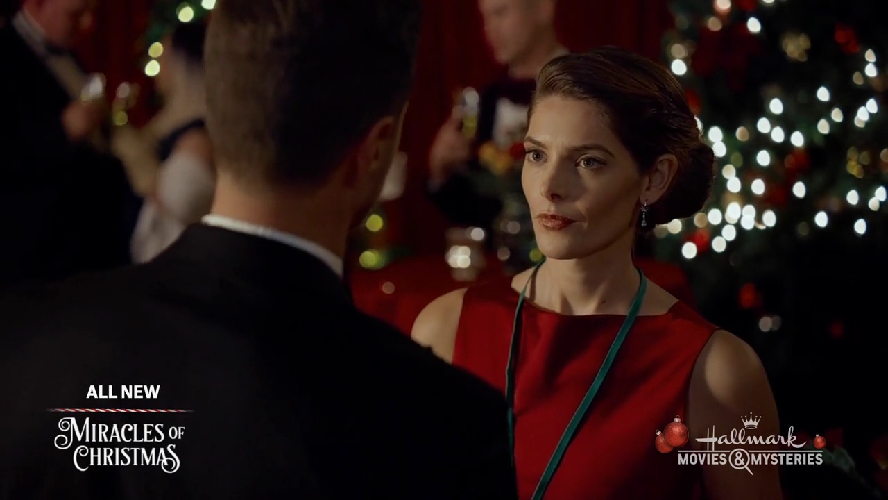 Ashley-Greene-dot-nl_ALittleChristmasCharm4509.jpg