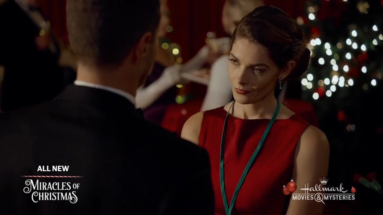 Ashley-Greene-dot-nl_ALittleChristmasCharm4519.jpg