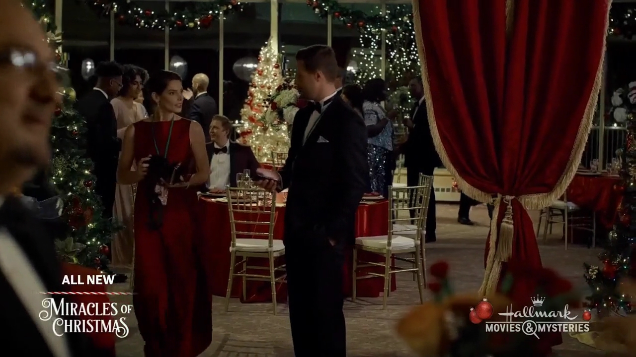 Ashley-Greene-dot-nl_ALittleChristmasCharm4553.jpg
