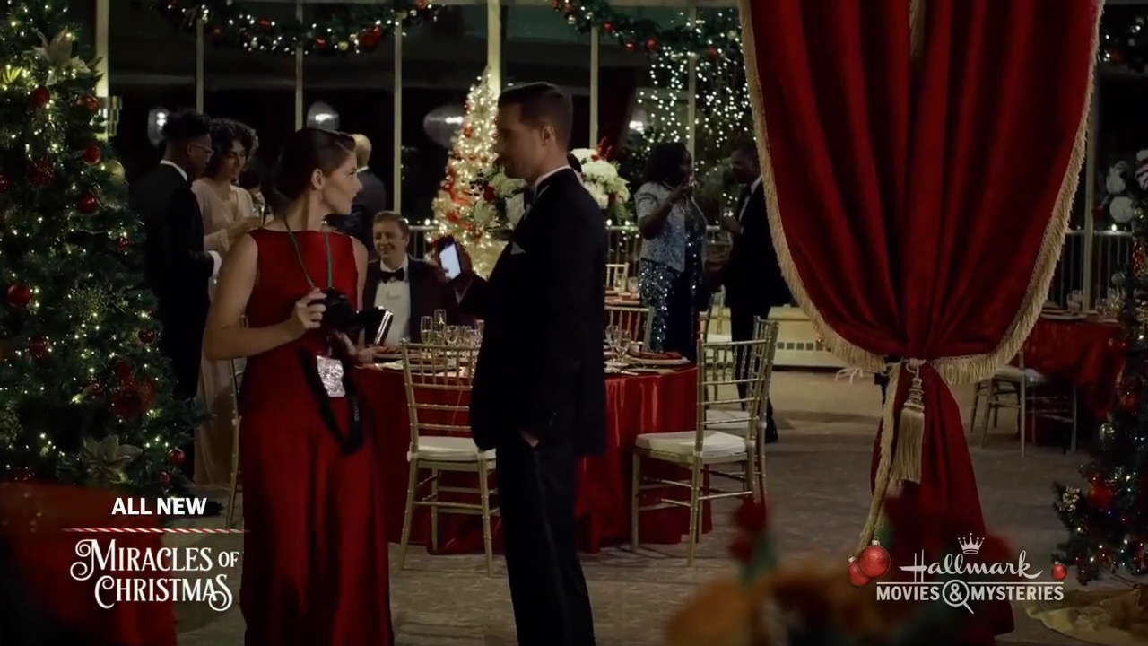 Ashley-Greene-dot-nl_ALittleChristmasCharm4554.jpg