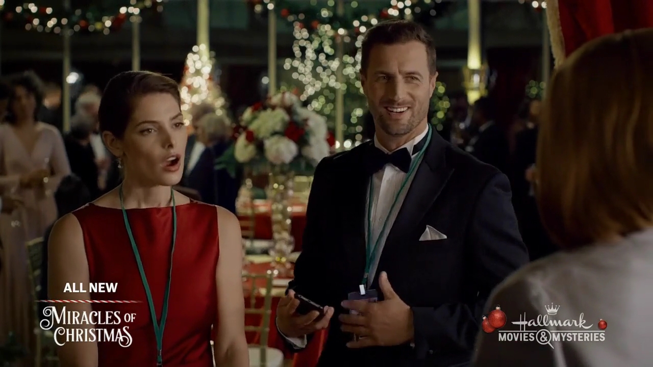 Ashley-Greene-dot-nl_ALittleChristmasCharm4562.jpg