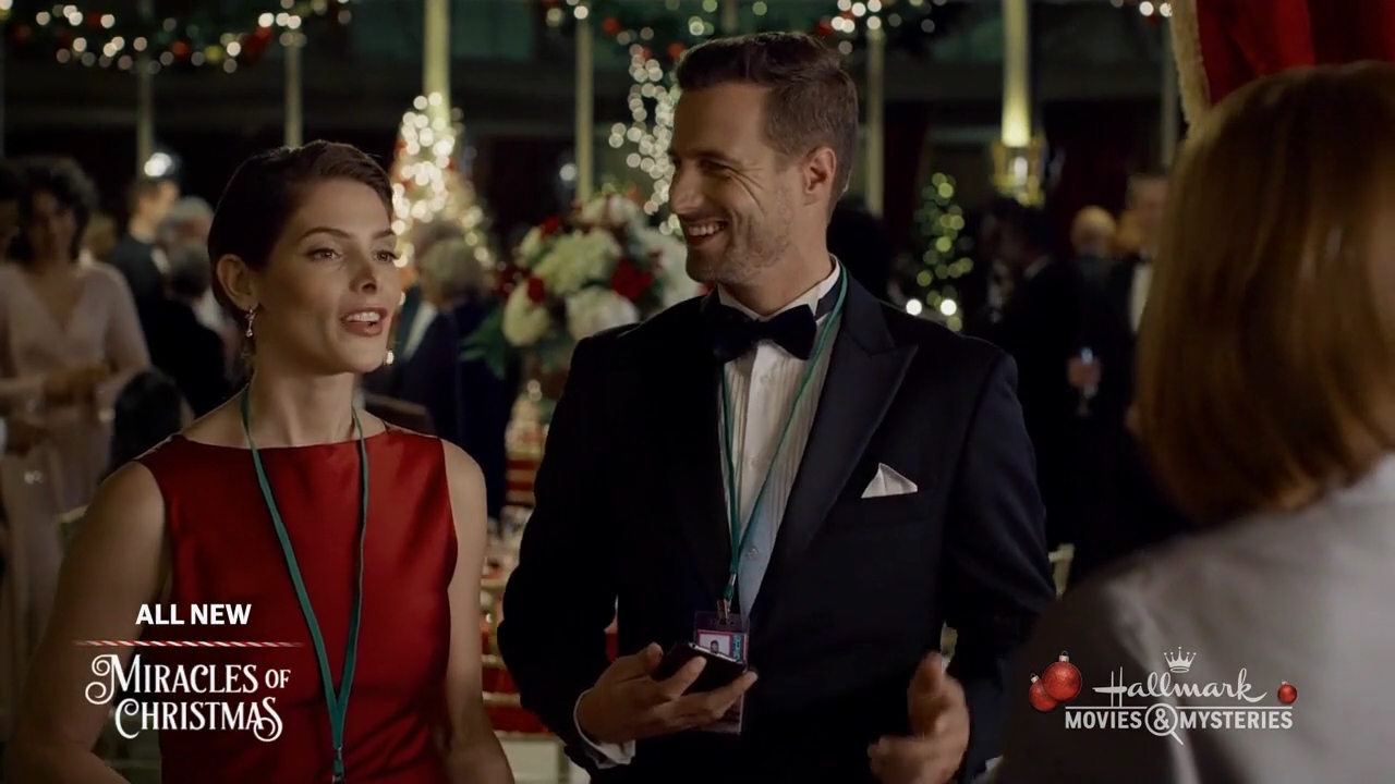 Ashley-Greene-dot-nl_ALittleChristmasCharm4563.jpg