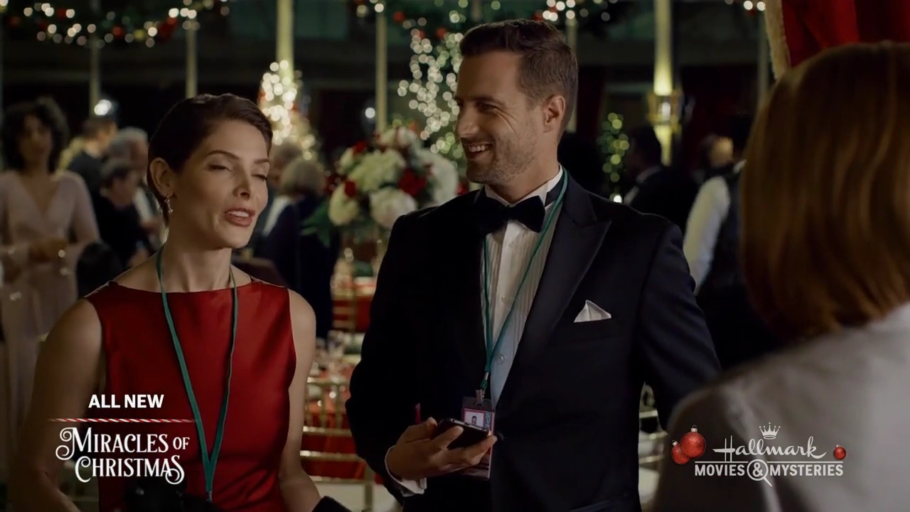 Ashley-Greene-dot-nl_ALittleChristmasCharm4564.jpg
