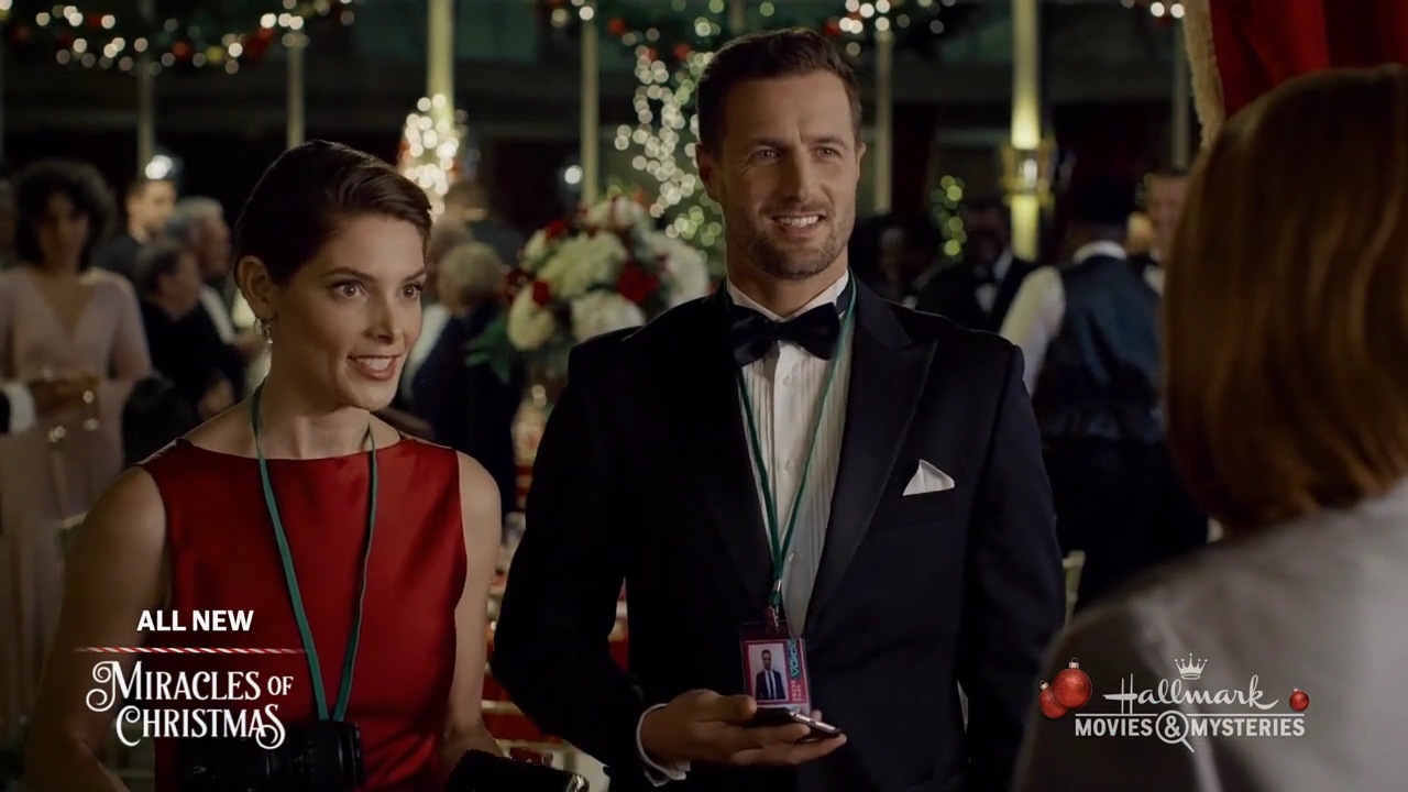 Ashley-Greene-dot-nl_ALittleChristmasCharm4565.jpg