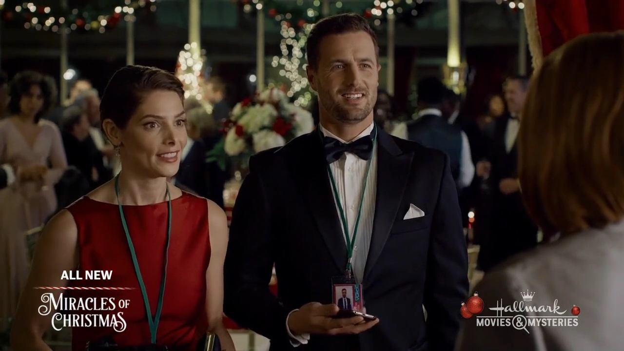 Ashley-Greene-dot-nl_ALittleChristmasCharm4566.jpg