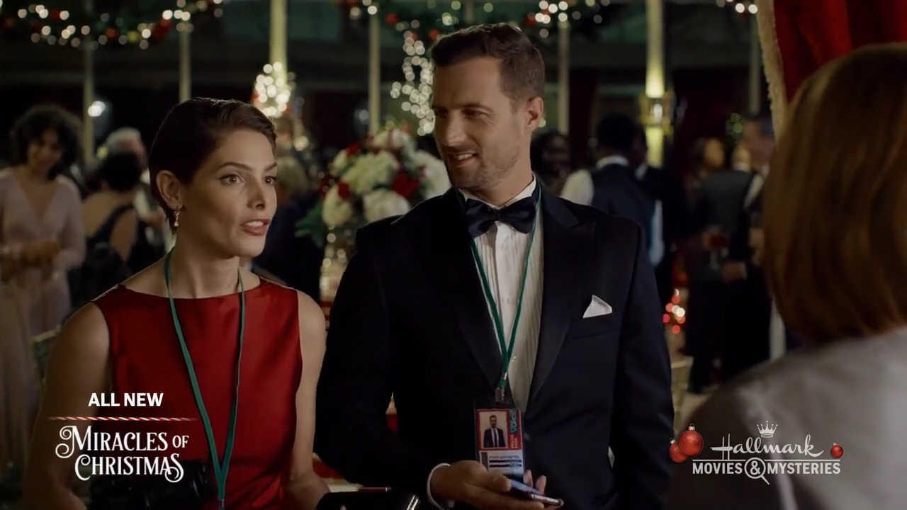 Ashley-Greene-dot-nl_ALittleChristmasCharm4567.jpg