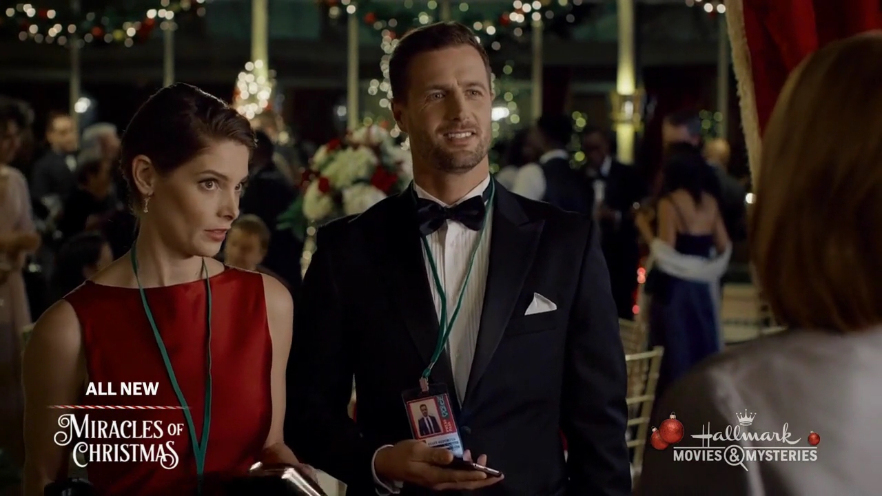 Ashley-Greene-dot-nl_ALittleChristmasCharm4570.jpg