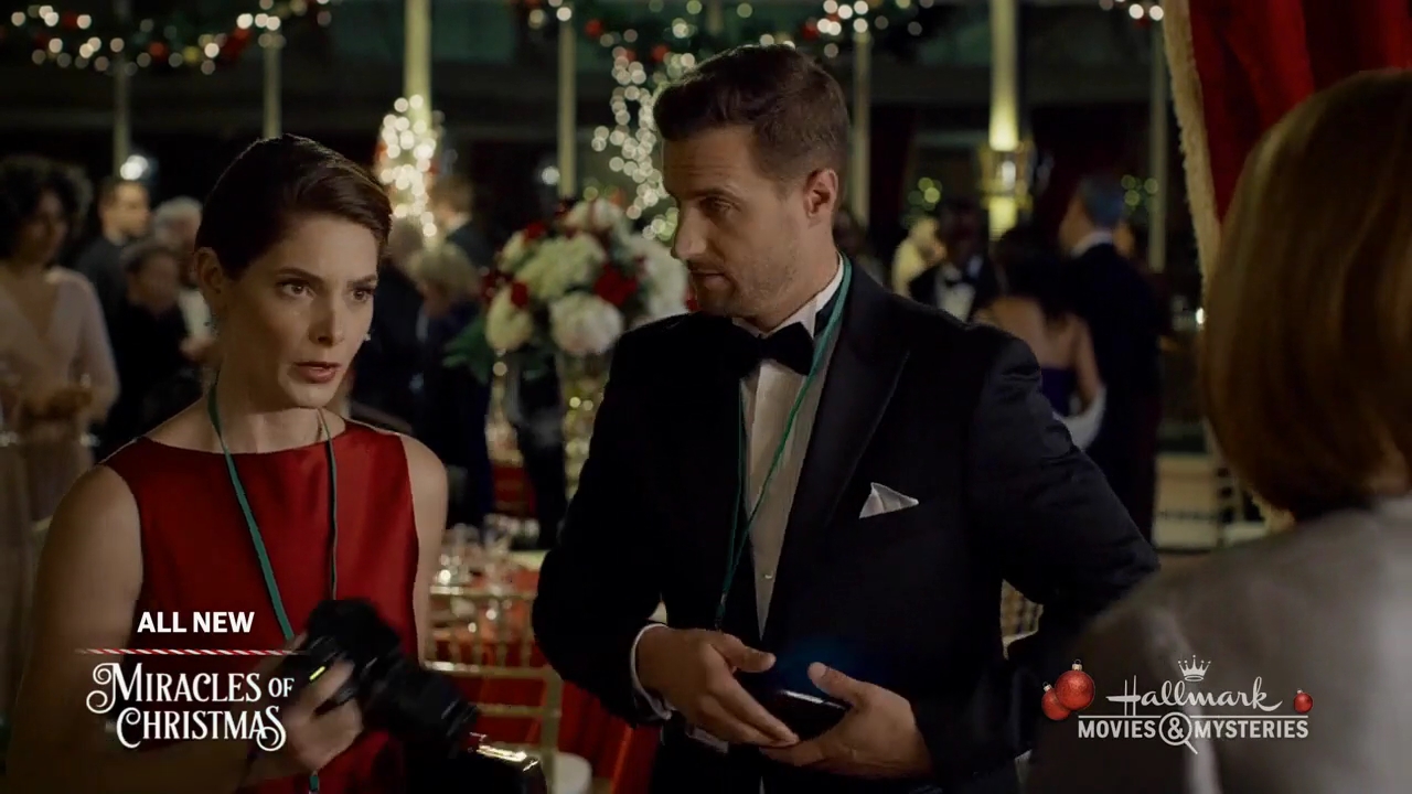 Ashley-Greene-dot-nl_ALittleChristmasCharm4578.jpg