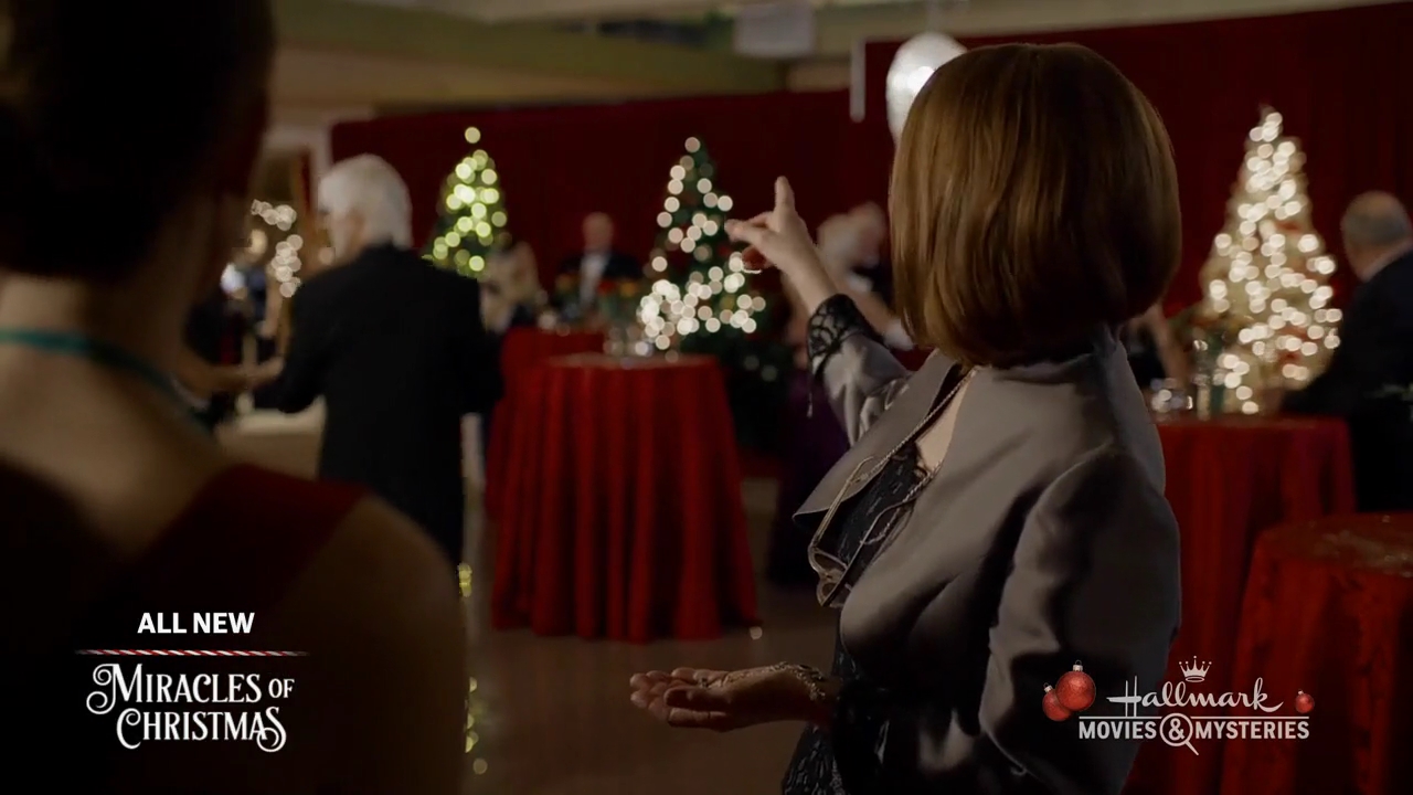Ashley-Greene-dot-nl_ALittleChristmasCharm4595.jpg