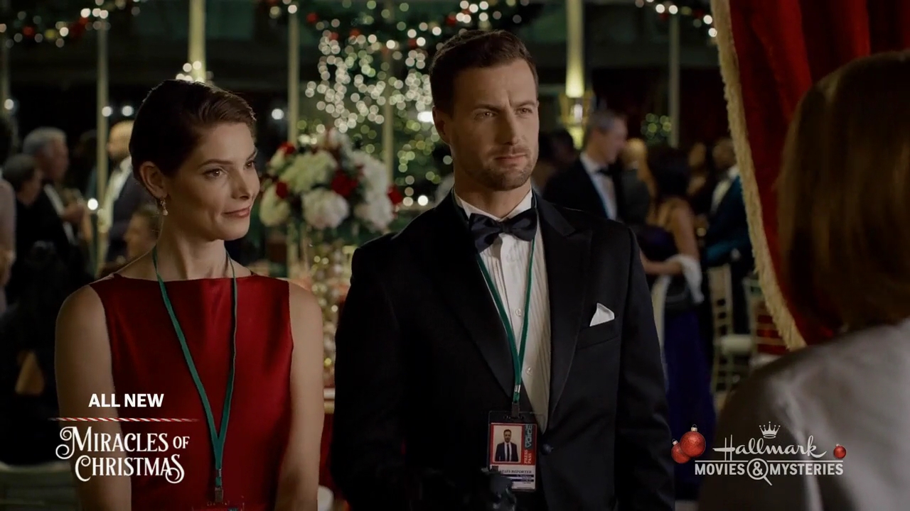 Ashley-Greene-dot-nl_ALittleChristmasCharm4597.jpg